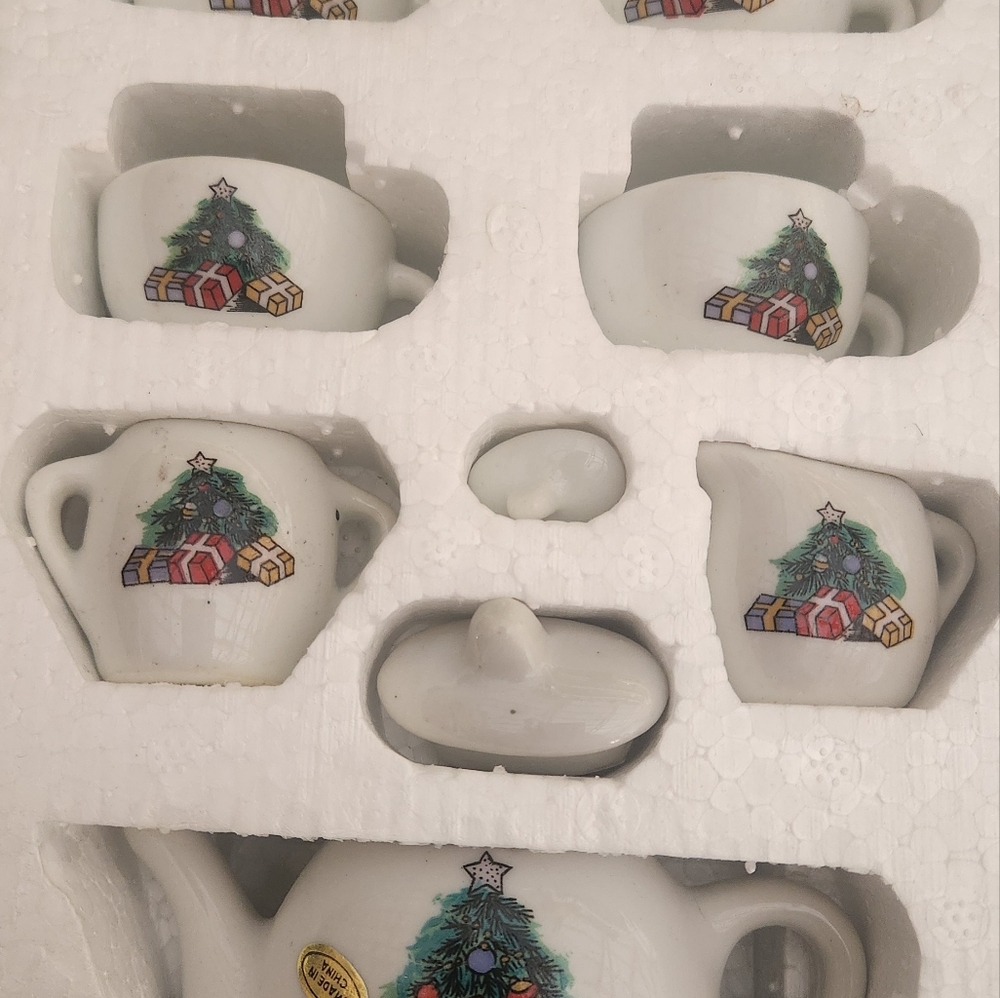 Christmas Tree Tea Set - Picture 3 of 5